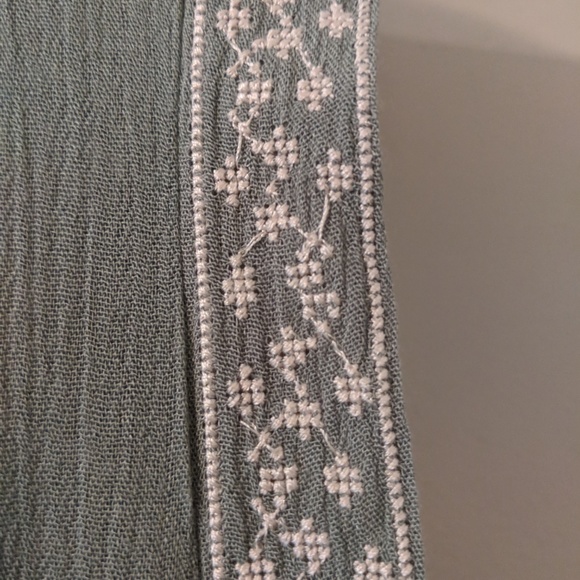 Sweet sage green embroidered shift dress - pretty! - Picture 5 of 7